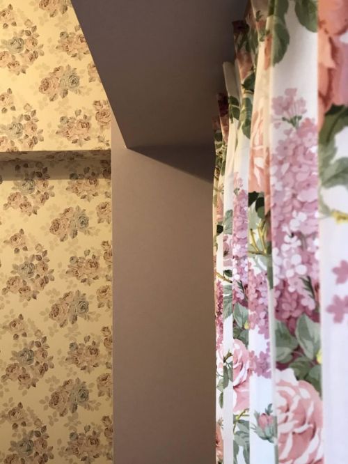 花柄のカーテン＆壁紙コーディネート